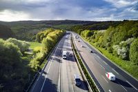 Autobahn imit fahrenden Fahrzeugen